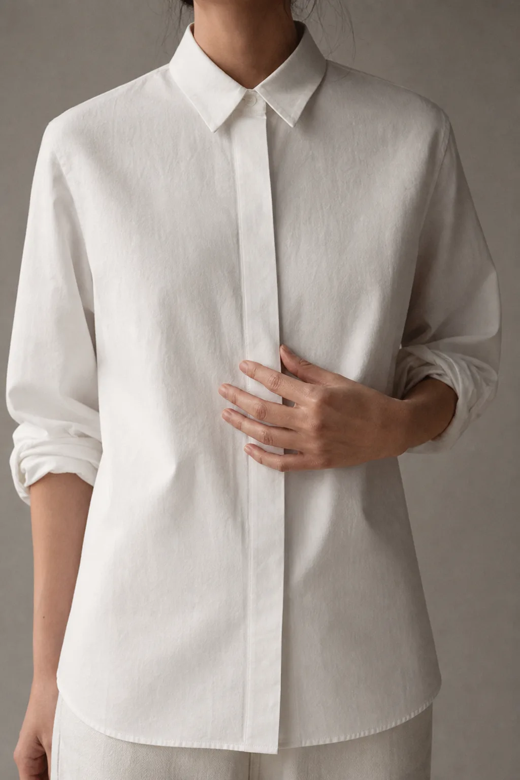 Chalk-white organic-cotton rue shirt with a covered placket, framed collarbone to hip